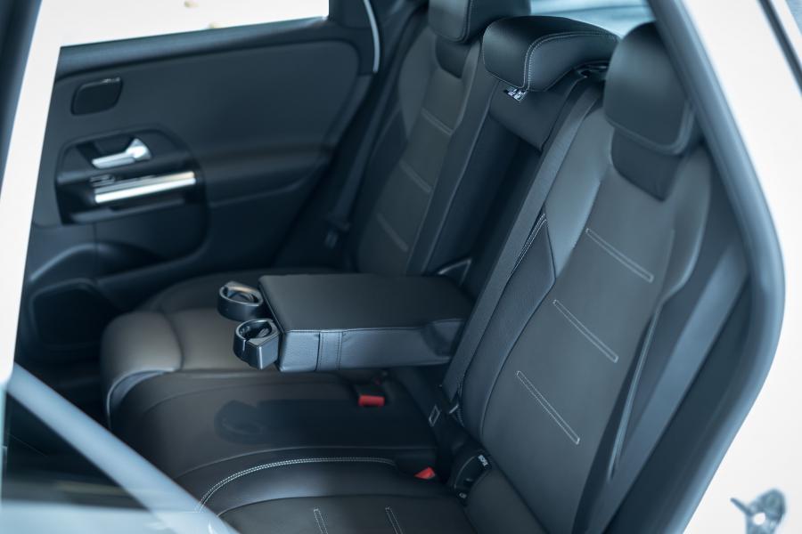 Интерьер Mercedes-Benz B180 AMG Line (W247) 2019 года  (JP) (фото 7 из 16)